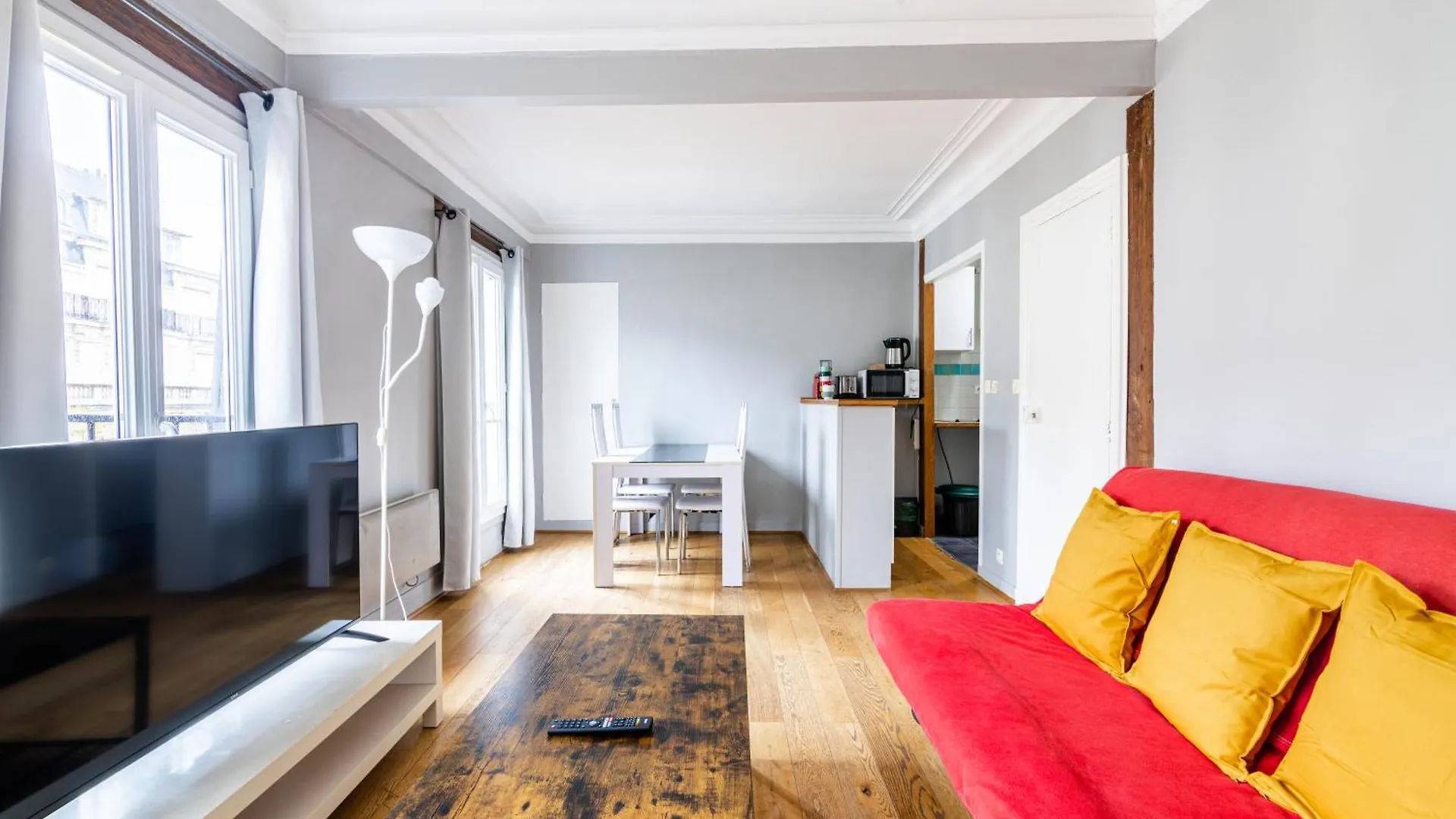 Luxurious 2 Bedroom Tour Eiffel Bourdonnais Free Netflix location